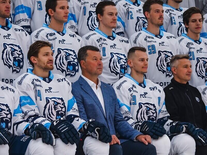 Hokejový tým se svým prezidentem uprostřed, foto z X/Bílí Tygři